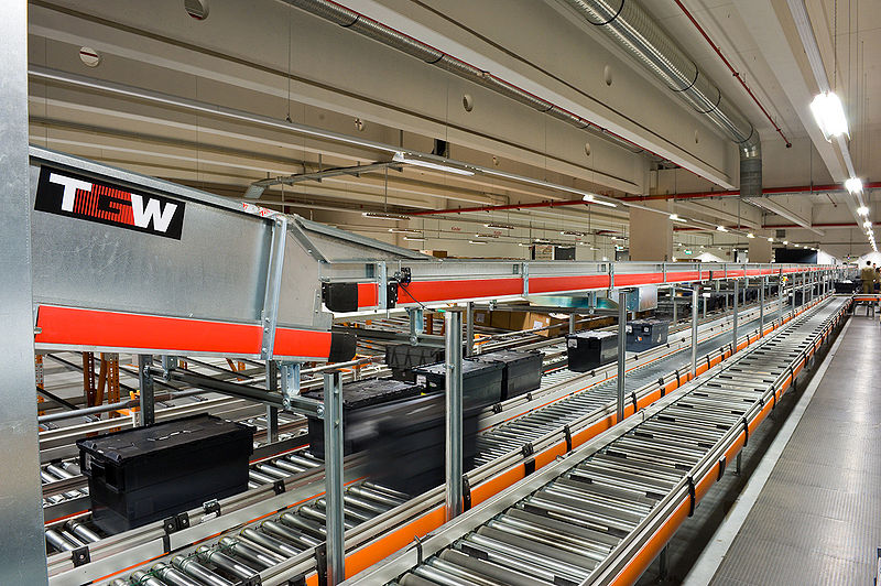 Bestand:800px-Accumulation Roller Conveyor for Cartons Totes.jpg
