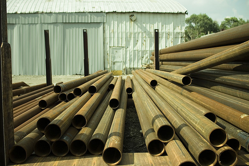Bestand:Metal tubes stored in a yard.jpg